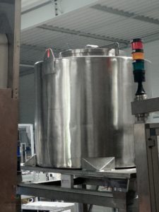 2 stainless steel tanks + 1 chassis